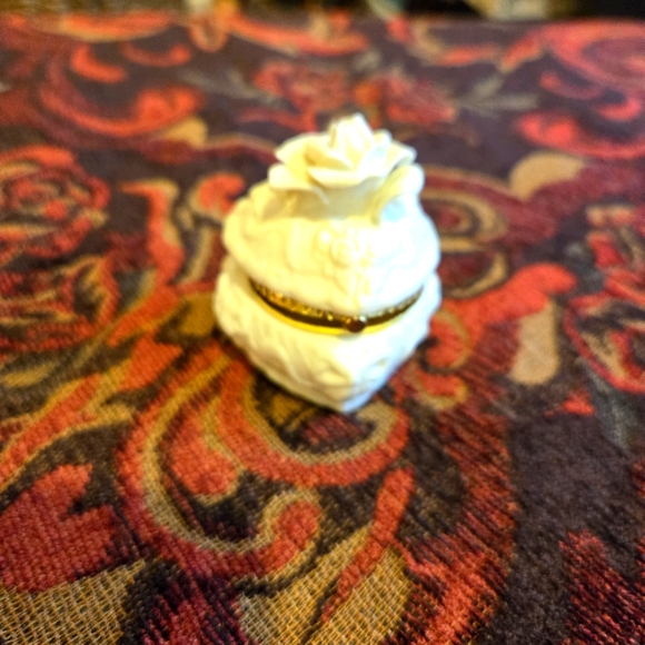 Vintage Miniture Carved White Rose Trinket Box - Picture 8 of 16